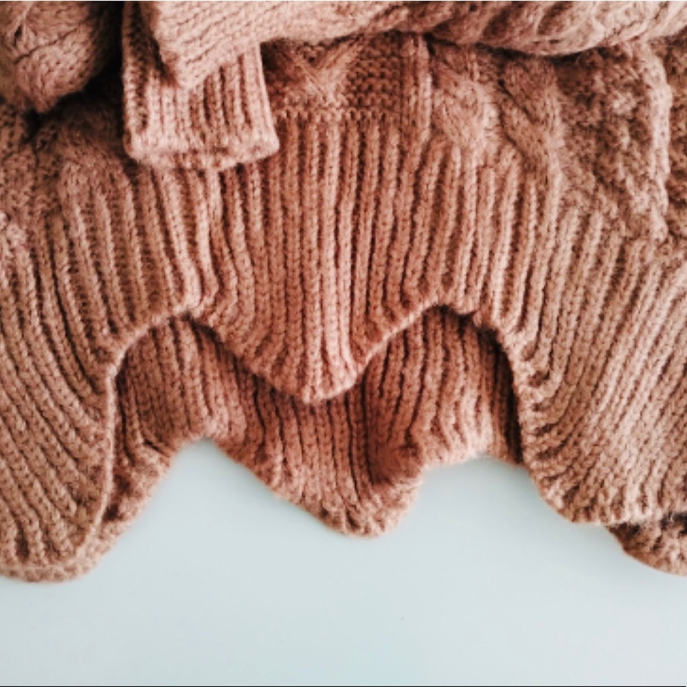 Last 1 🎉🎀 Scalloped Winter Turtleneck Sweater🎀 - Picture 2 of 3